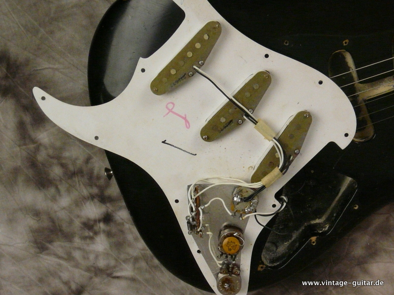 Stratocaster-Fender-1973_black-013.JPG
