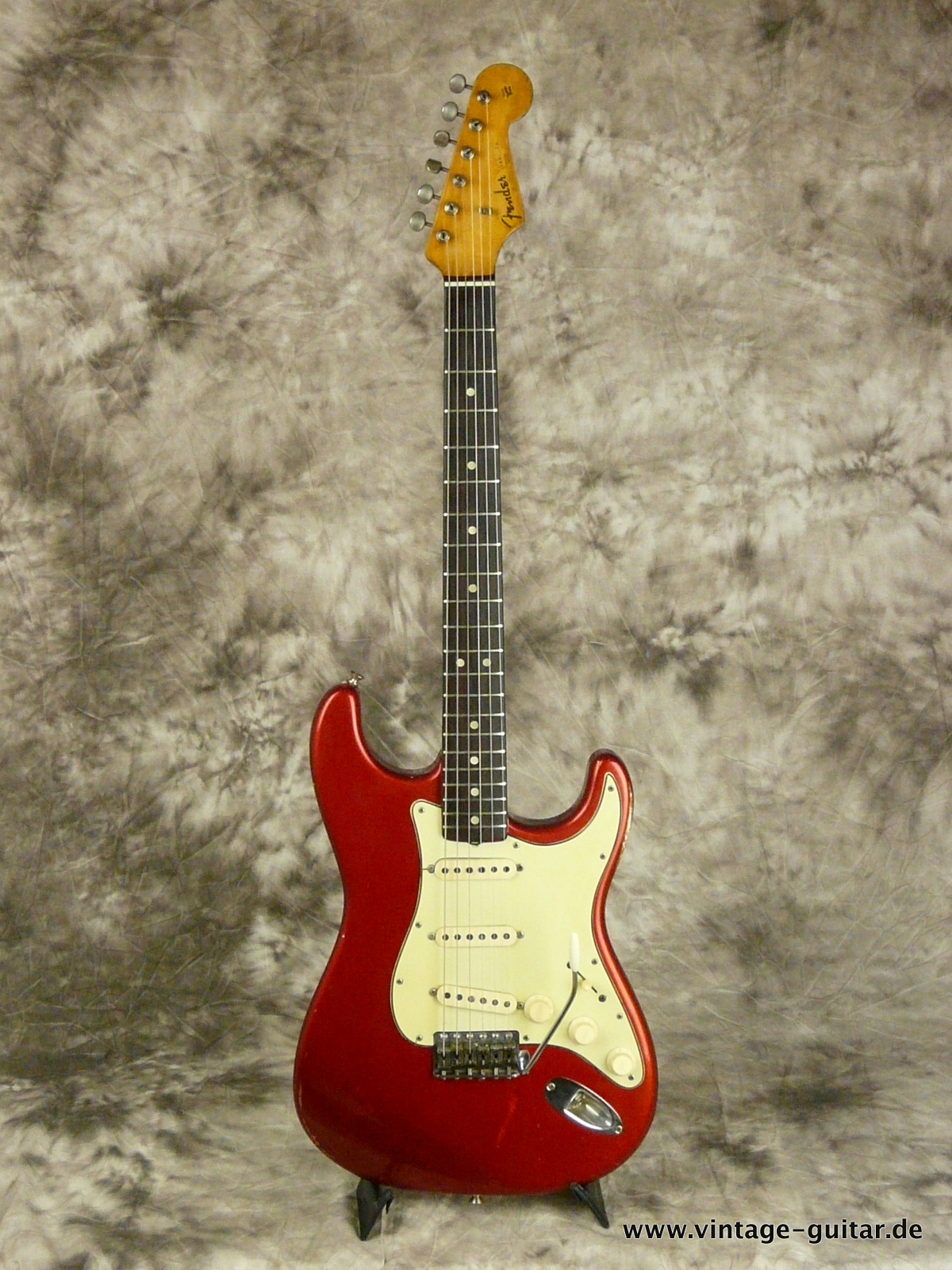 Fender_Stratocaster_candy-apple-red-1964-001.JPG