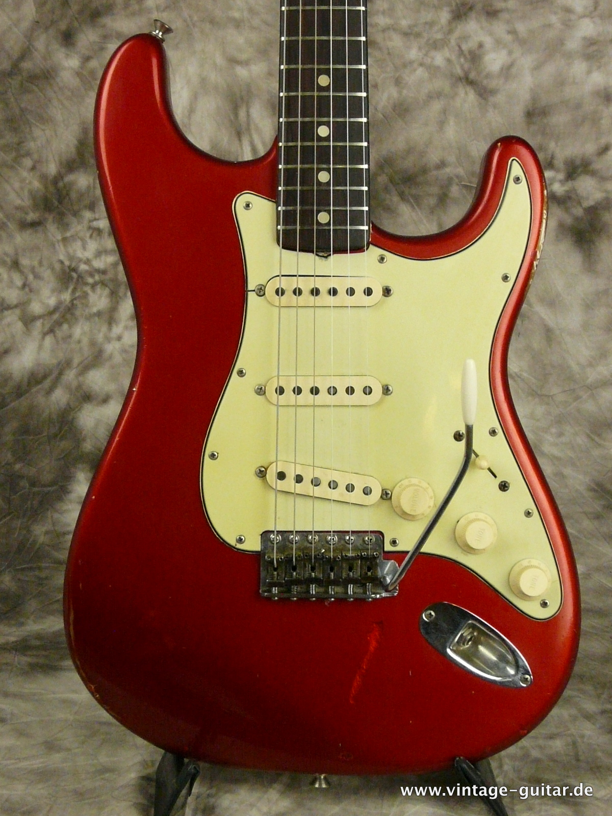 Fender_Stratocaster_candy-apple-red-1964-002.JPG