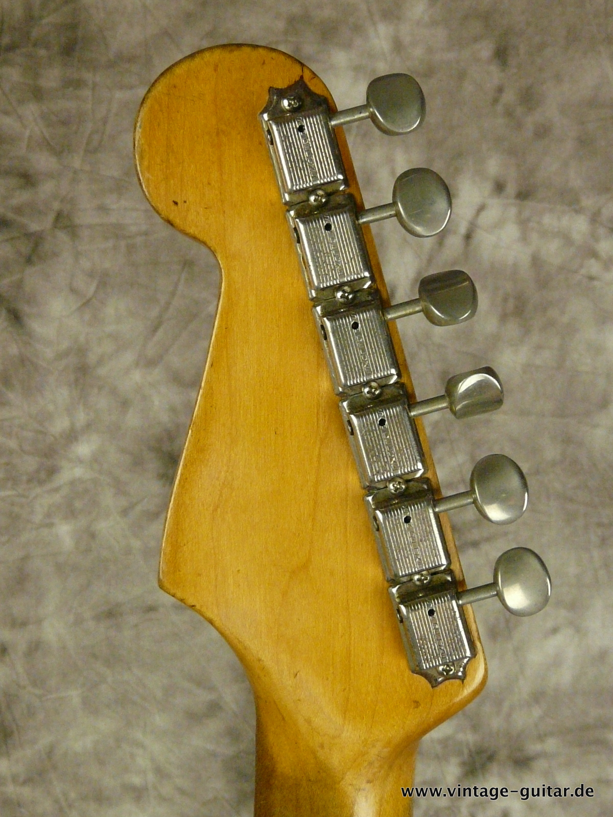 Fender_Stratocaster_candy-apple-red-1964-011.JPG