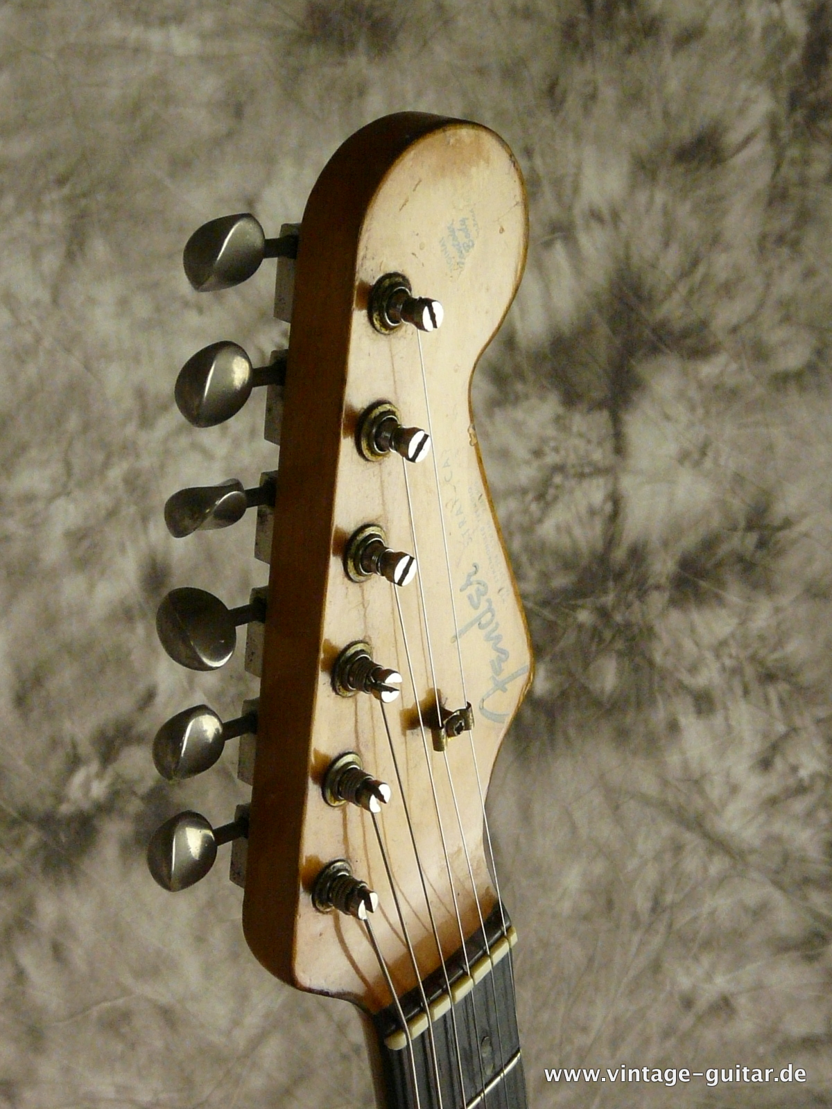 Fender_Stratocaster_candy-apple-red-1964-012.JPG