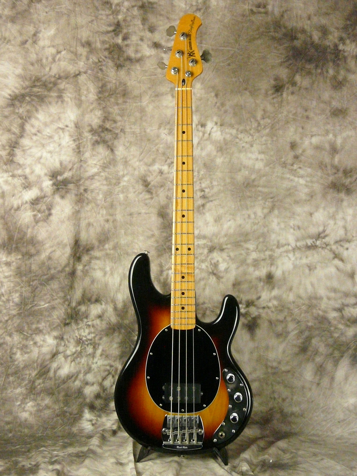 MusicMan-1979-Stingray-sunburst-001.JPG