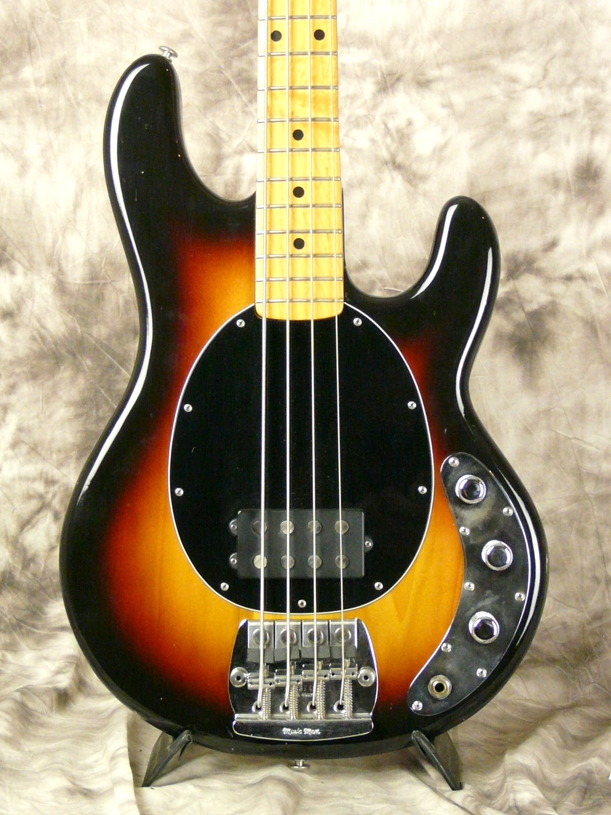 MusicMan-1979-Stingray-sunburst-002.JPG