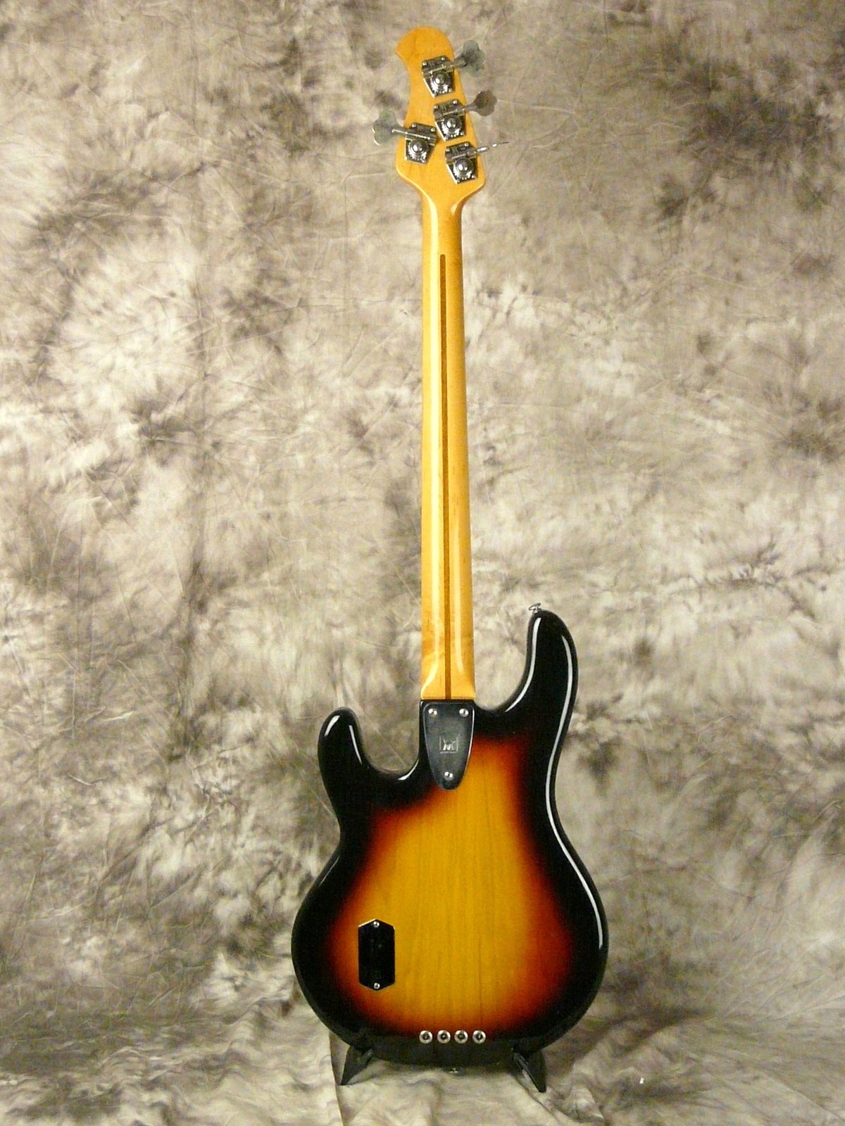 MusicMan-1979-Stingray-sunburst-003.JPG