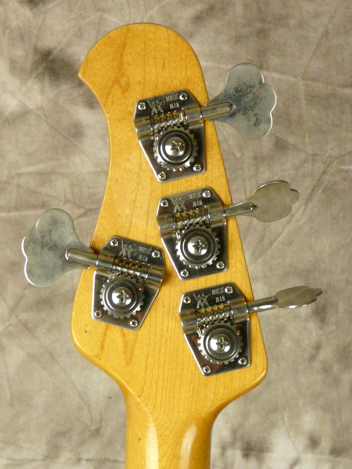 MusicMan-1979-Stingray-sunburst-006.JPG