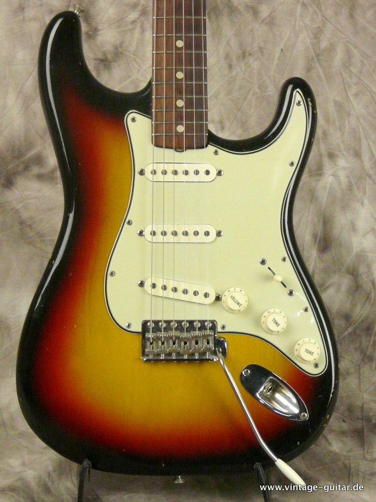Fender-Stratocaster-1965_sunburst-Hagström-case-002.JPG