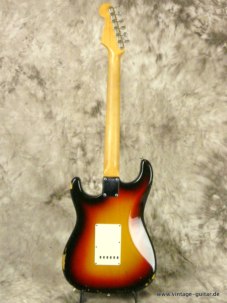 Fender-Stratocaster-1965_sunburst-Hagström-case-004.JPG