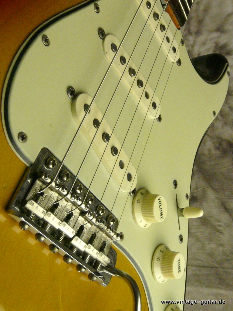 Fender-Stratocaster-1965_sunburst-Hagström-case-012.JPG