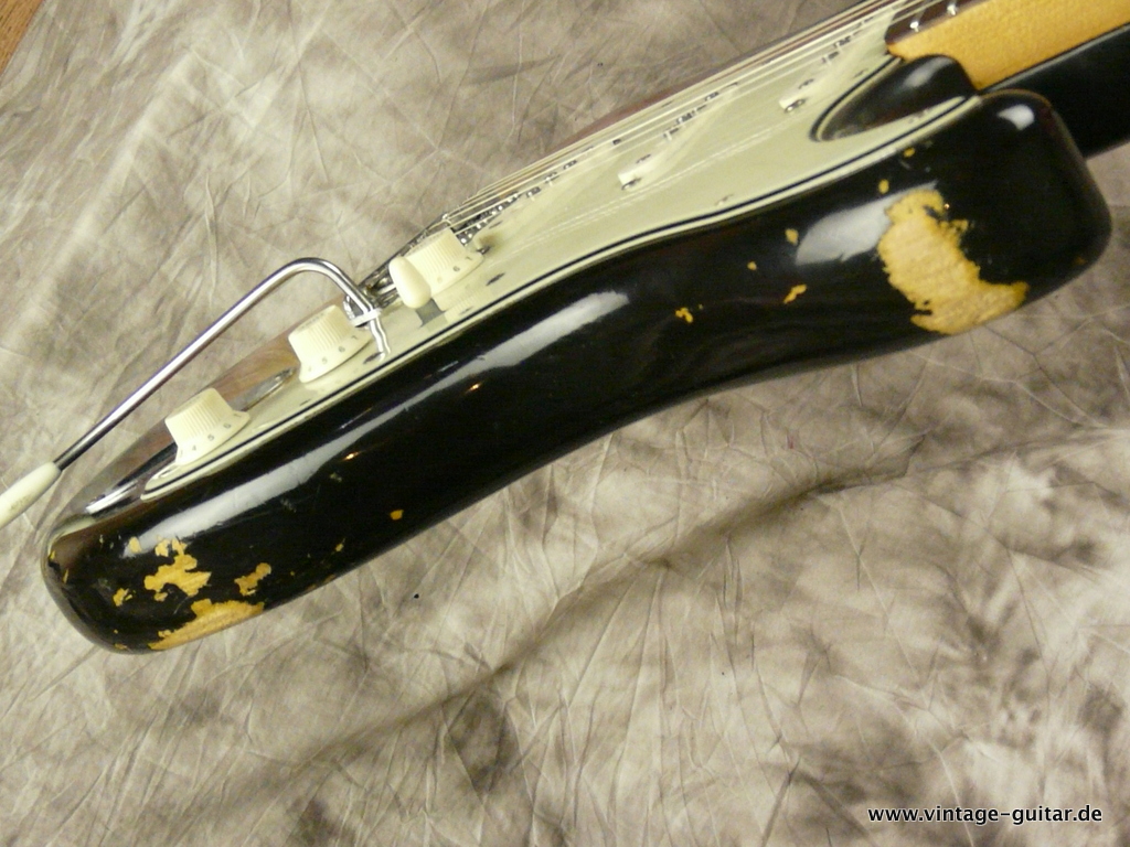 Fender-Stratocaster-1965_sunburst-Hagström-case-015.JPG