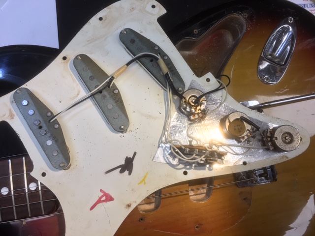 Fender_Stratocaster-1972-sunburst-022.JPG