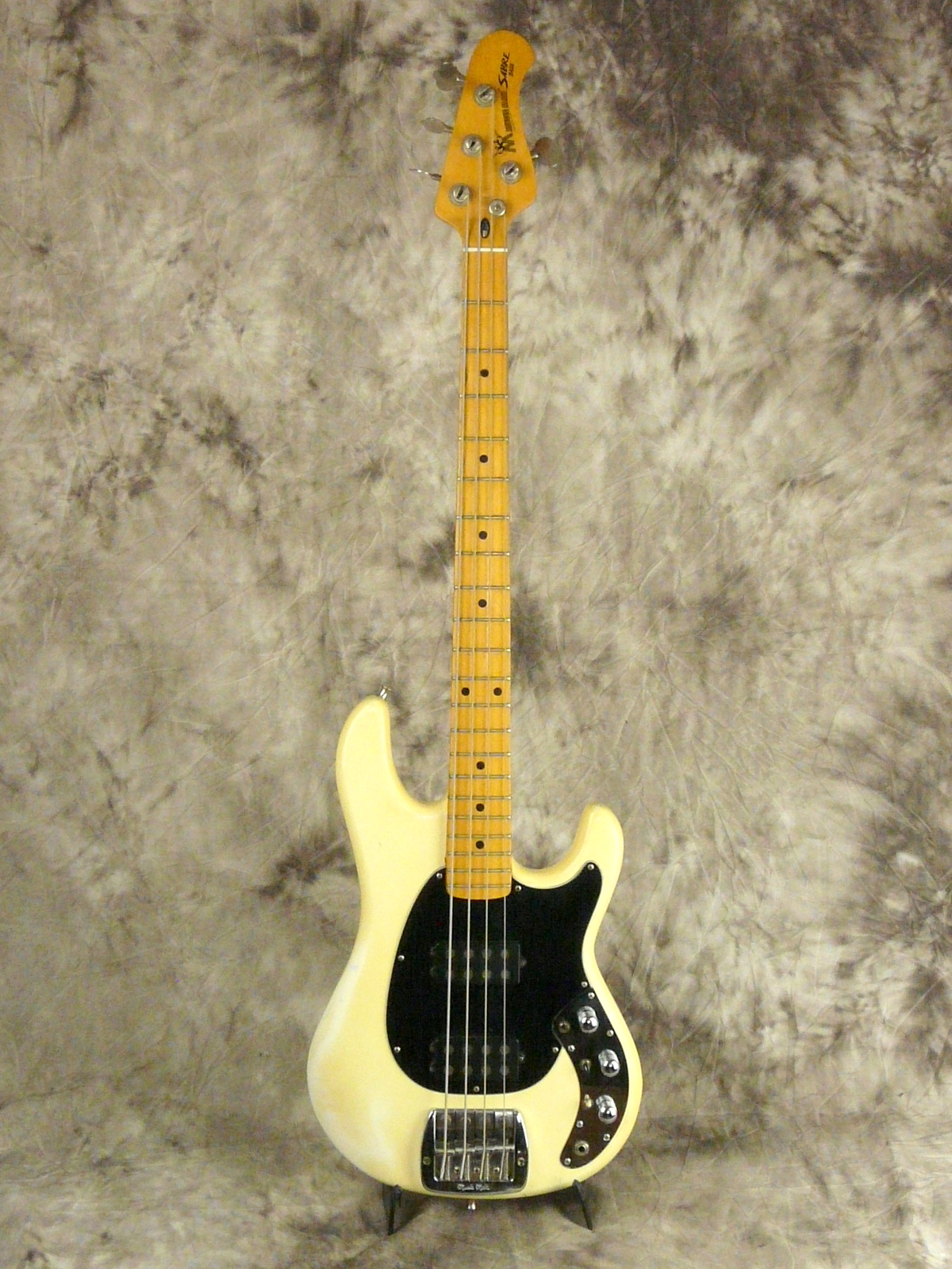 MusicMan-Sabre-1979-olympic-white-001.JPG