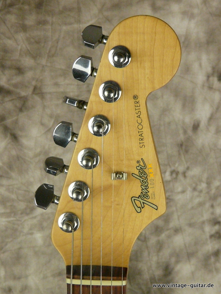 img/vintage/3083/Fender_Stratocaster_I-series_1989_vintage_white-009.JPG