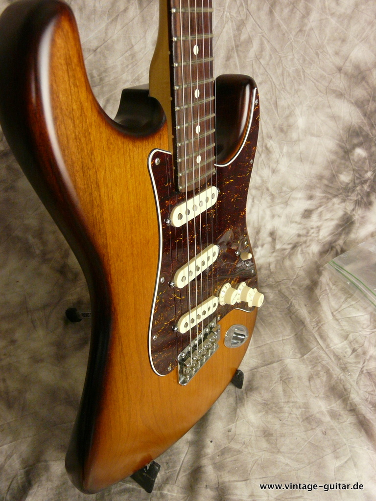Fender_Stratocaster_violin_burst_2013-005.JPG