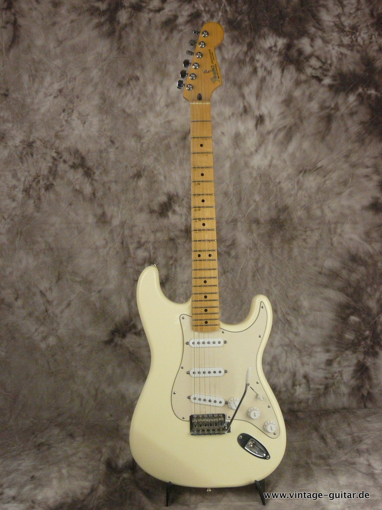 Fender-Stratocaster-Mexico-Standard-2014-001.JPG