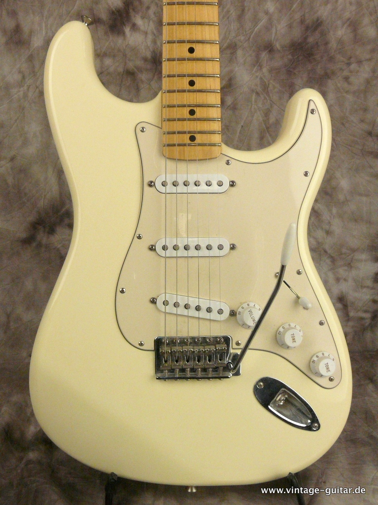 Fender-Stratocaster-Mexico-Standard-2014-002.JPG