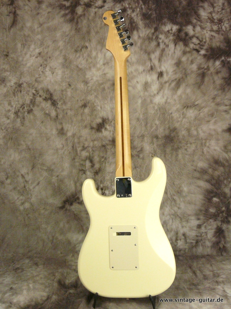 Fender-Stratocaster-Mexico-Standard-2014-003.JPG