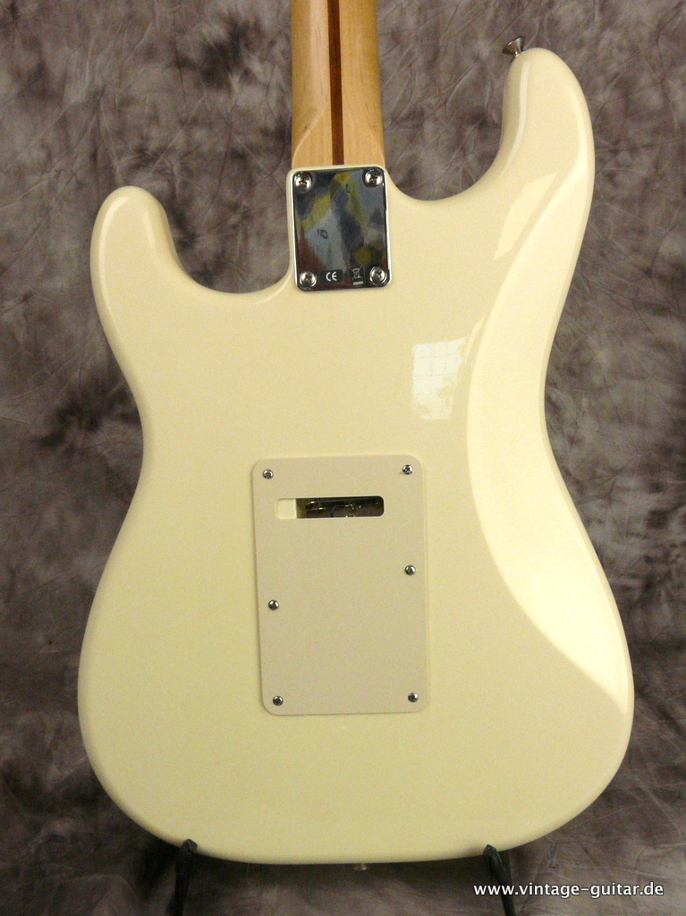 Fender-Stratocaster-Mexico-Standard-2014-004.JPG