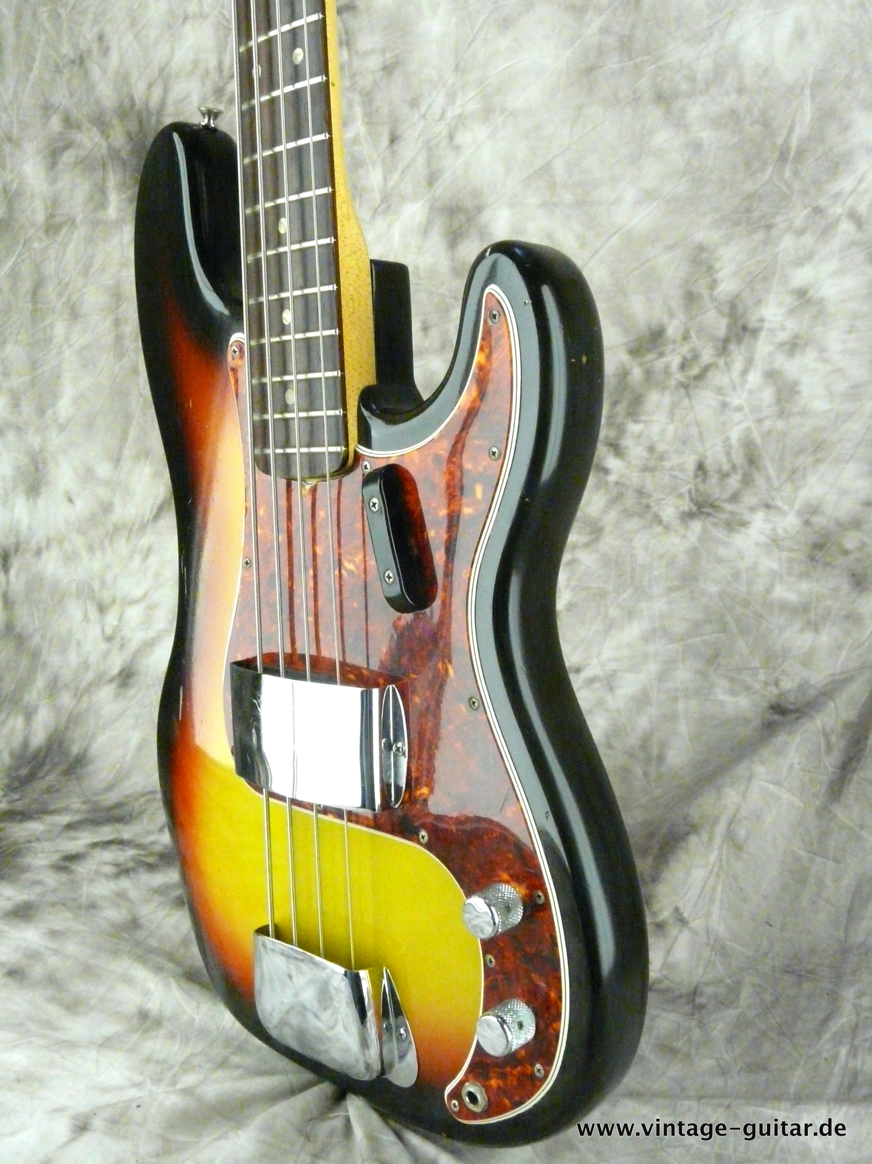 Fender-Precision-Bass-1966-sunburst-near-mint-012.JPG