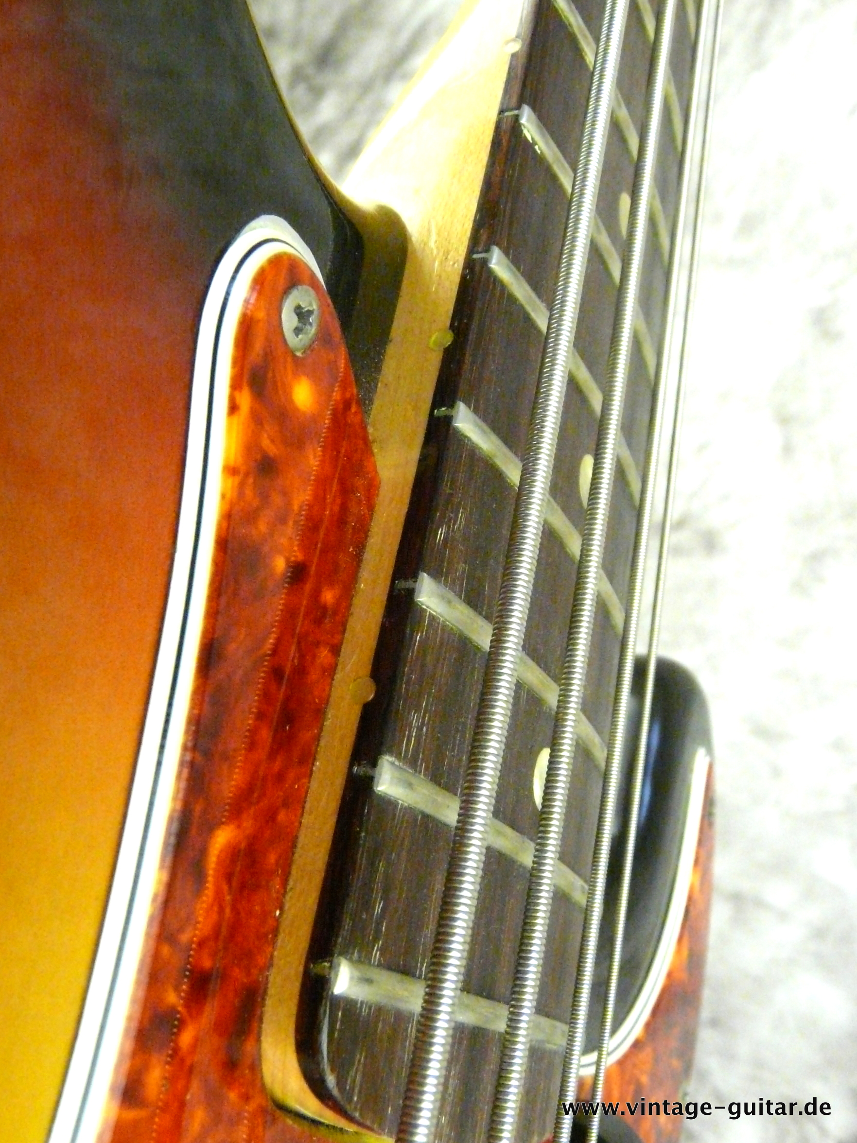 Fender-Precision-Bass-1966-sunburst-near-mint-013.JPG