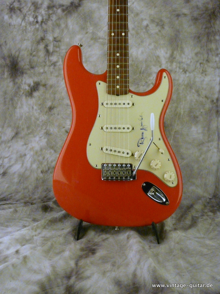 Fender-Stratocaster-AVRI-1962-Reissue-USA-fiesta-red-002.JPG