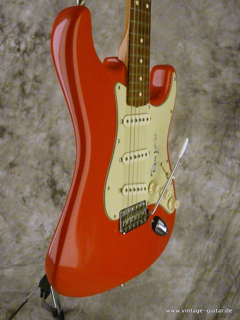 Fender-Stratocaster-AVRI-1962-Reissue-USA-fiesta-red-005.JPG
