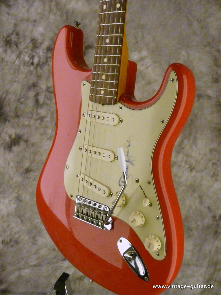Fender-Stratocaster-AVRI-1962-Reissue-USA-fiesta-red-006.JPG