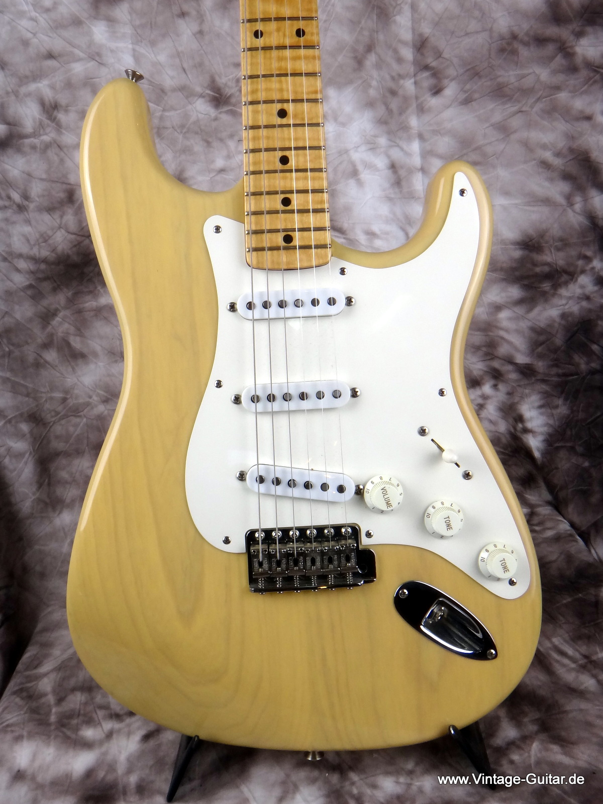 Fender-Stratocaster_1954-Reissue-Custom-Shop-Mary-Kaye-blonde-002.JPG