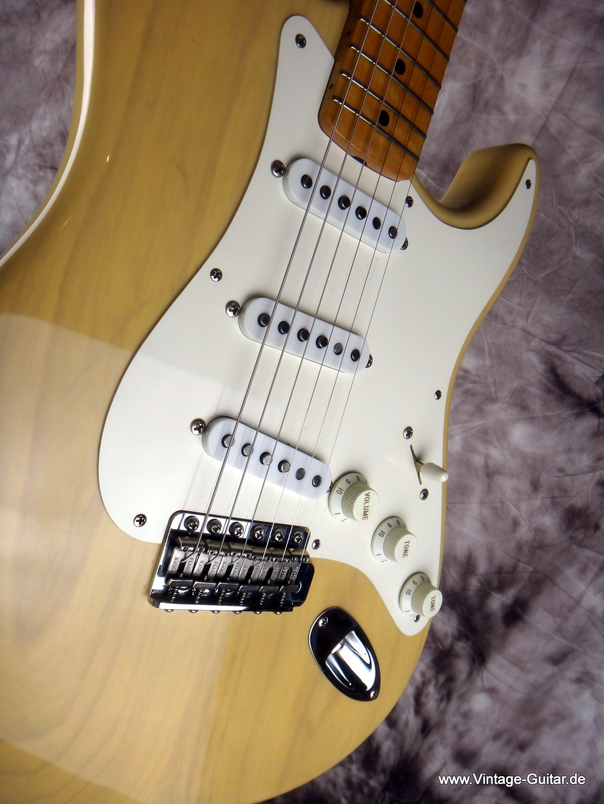 Fender-Stratocaster_1954-Reissue-Custom-Shop-Mary-Kaye-blonde-009.JPG