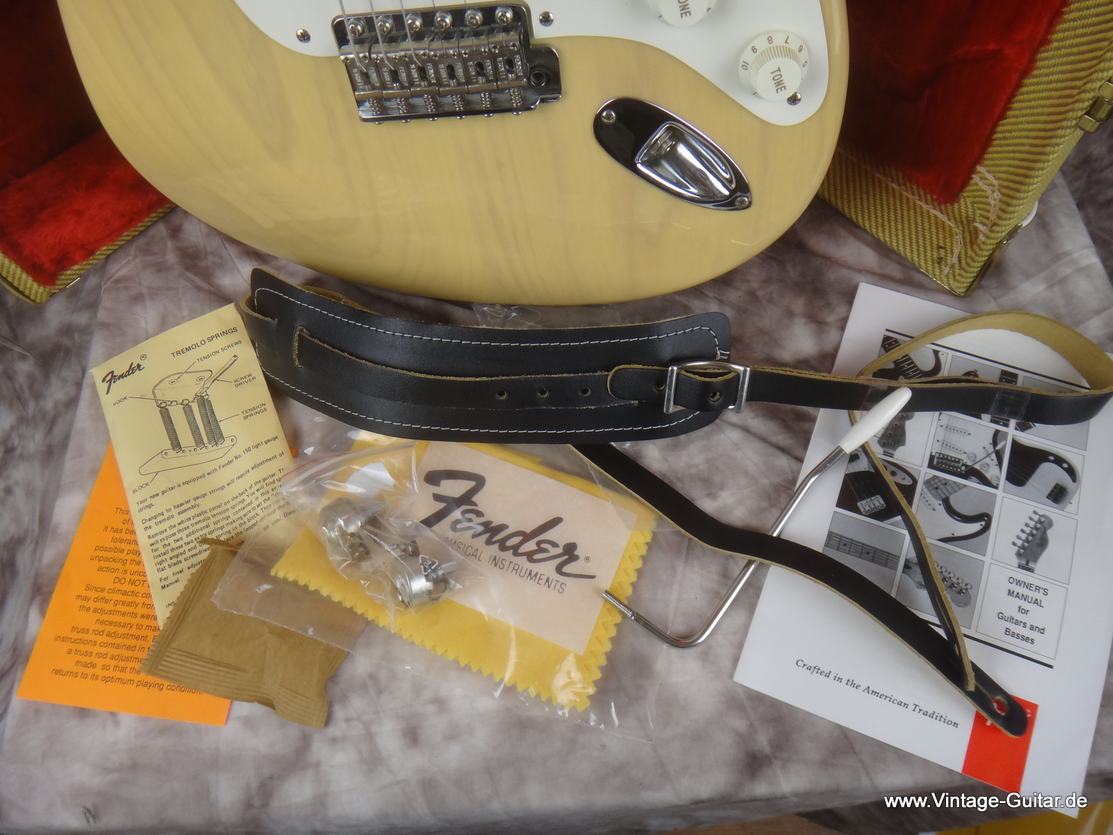 Fender-Stratocaster_1954-Reissue-Custom-Shop-Mary-Kaye-blonde-013.JPG