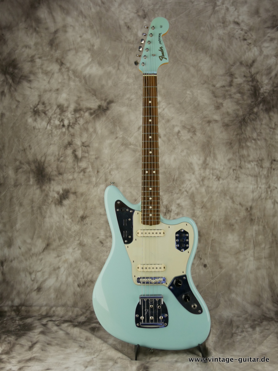 Fender-Jaguar-Thinskin-USA-2008-daphne-blue-001.JPG