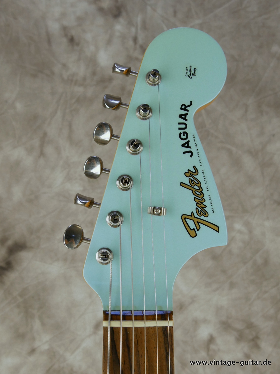 Fender-Jaguar-Thinskin-USA-2008-daphne-blue-005.JPG