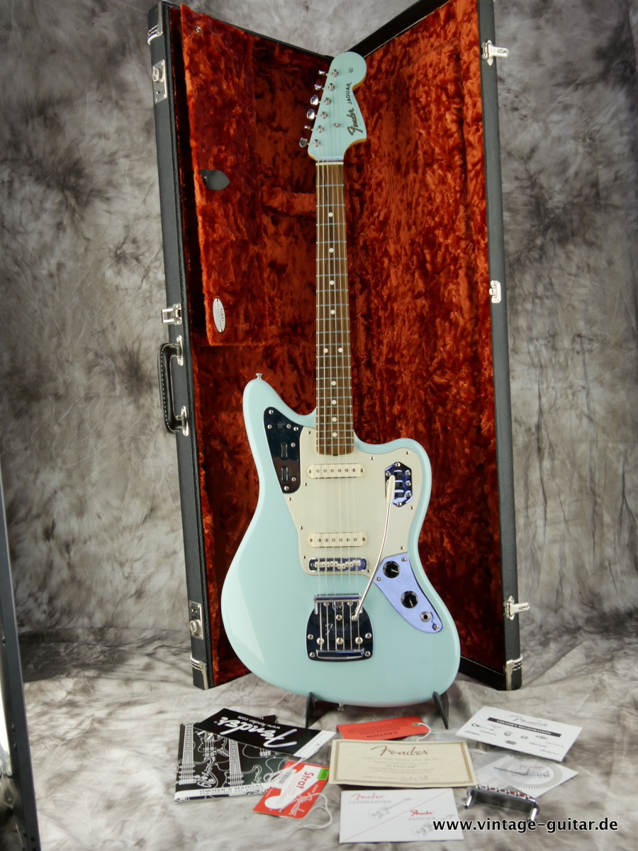 Fender-Jaguar-Thinskin-USA-2008-daphne-blue-011.JPG