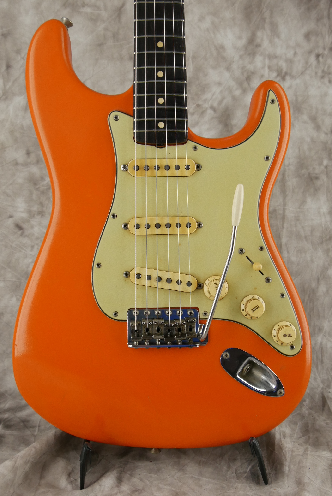 Fender-Stratocaster-1964-orange-refinish-002.JPG