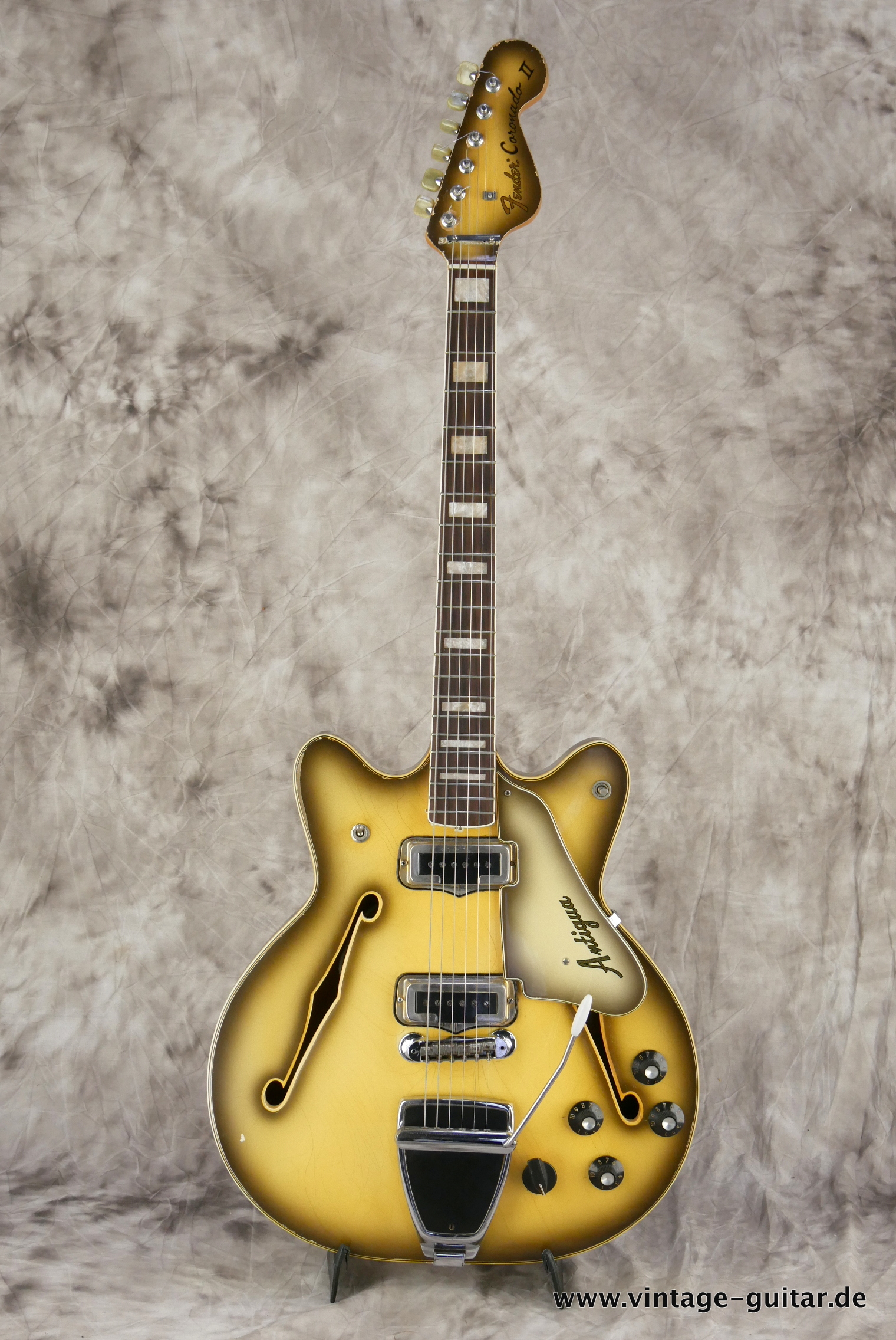 Fender_coronado-II-1968-Antigua-001.JPG