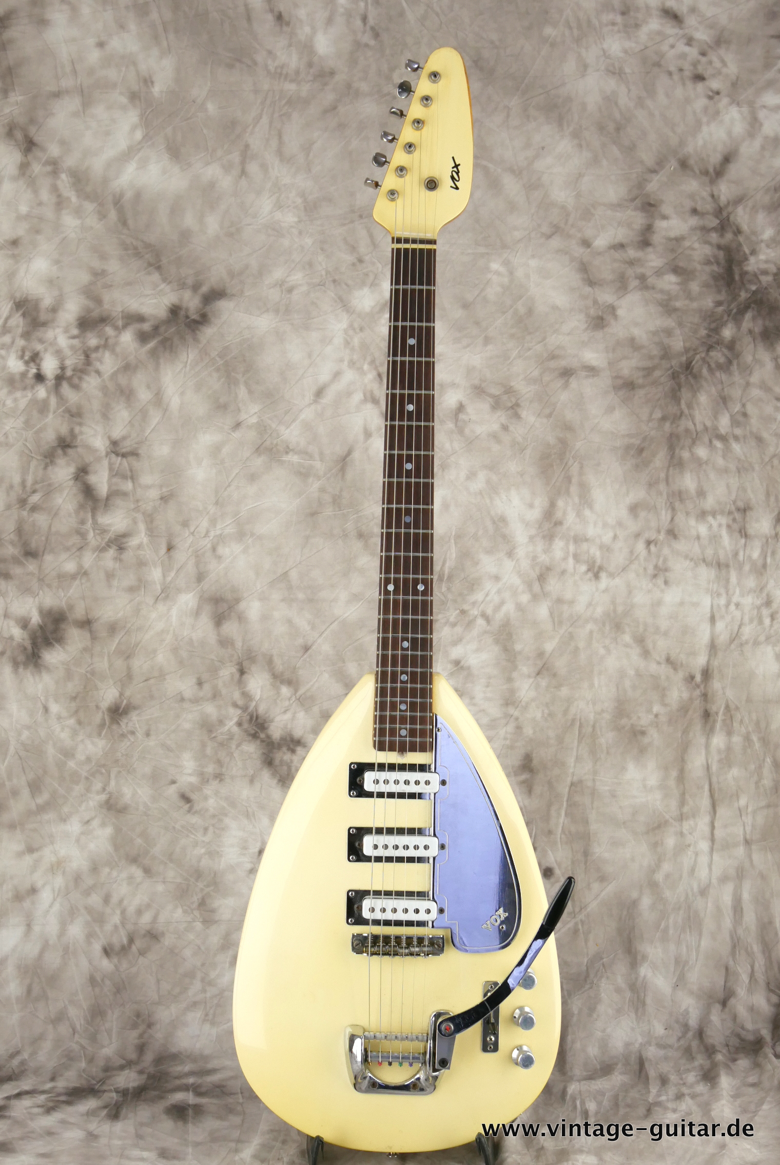 Vox-teardrop-Mark-VI-1964-white-001.JPG