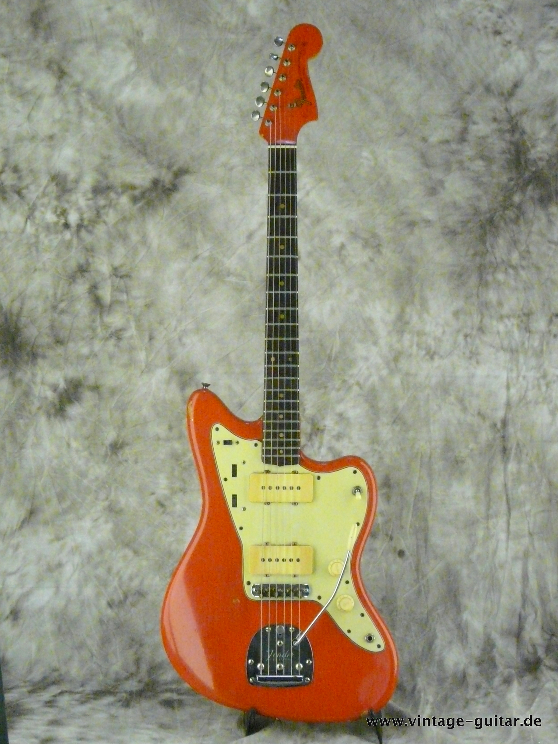 Fender-Jazzmaster-1964-refinished-fiesta-red-001.JPG