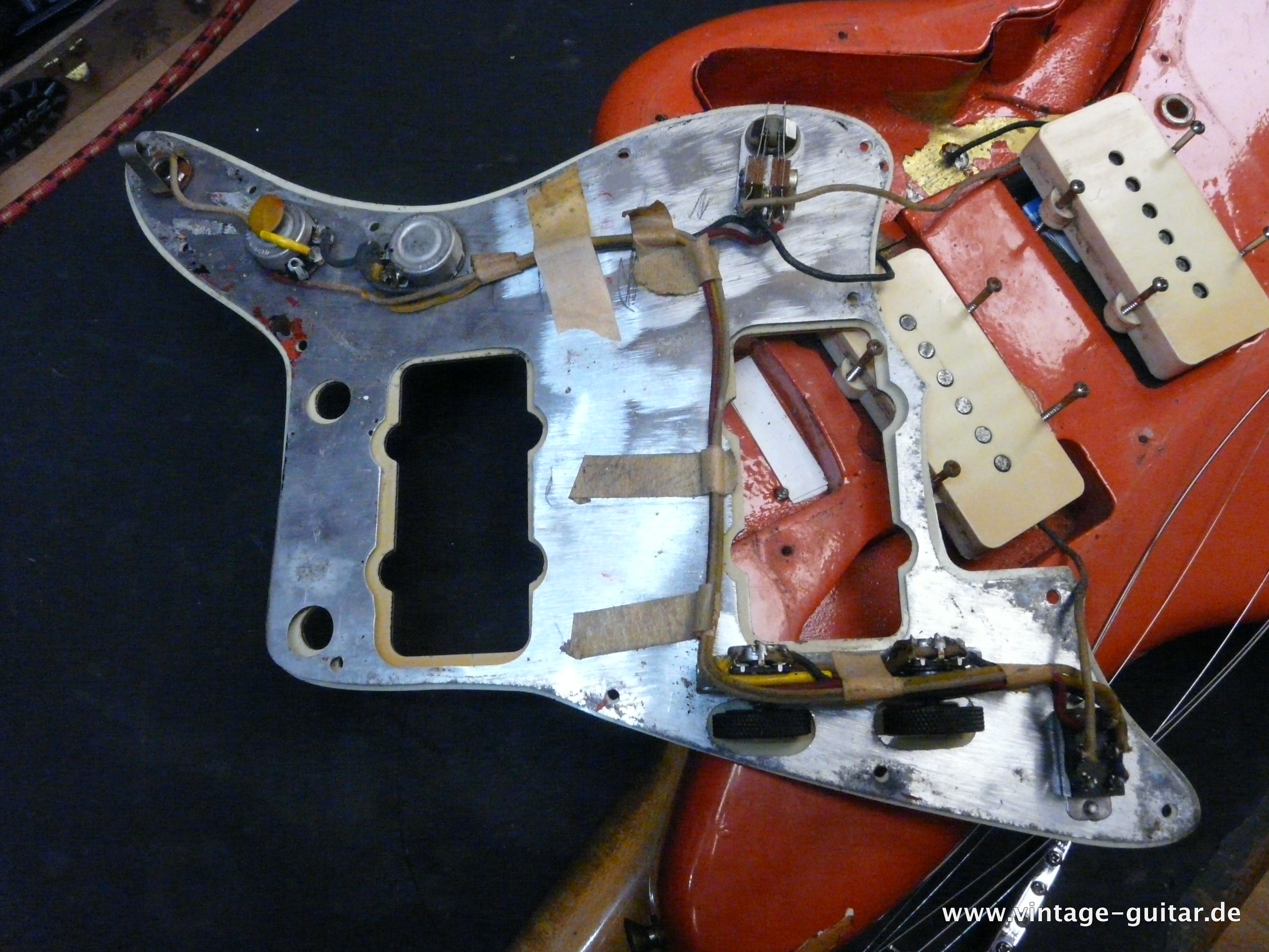 X-Fender_Jazzmaster-1964-refinished-fiesta-red-001.JPG