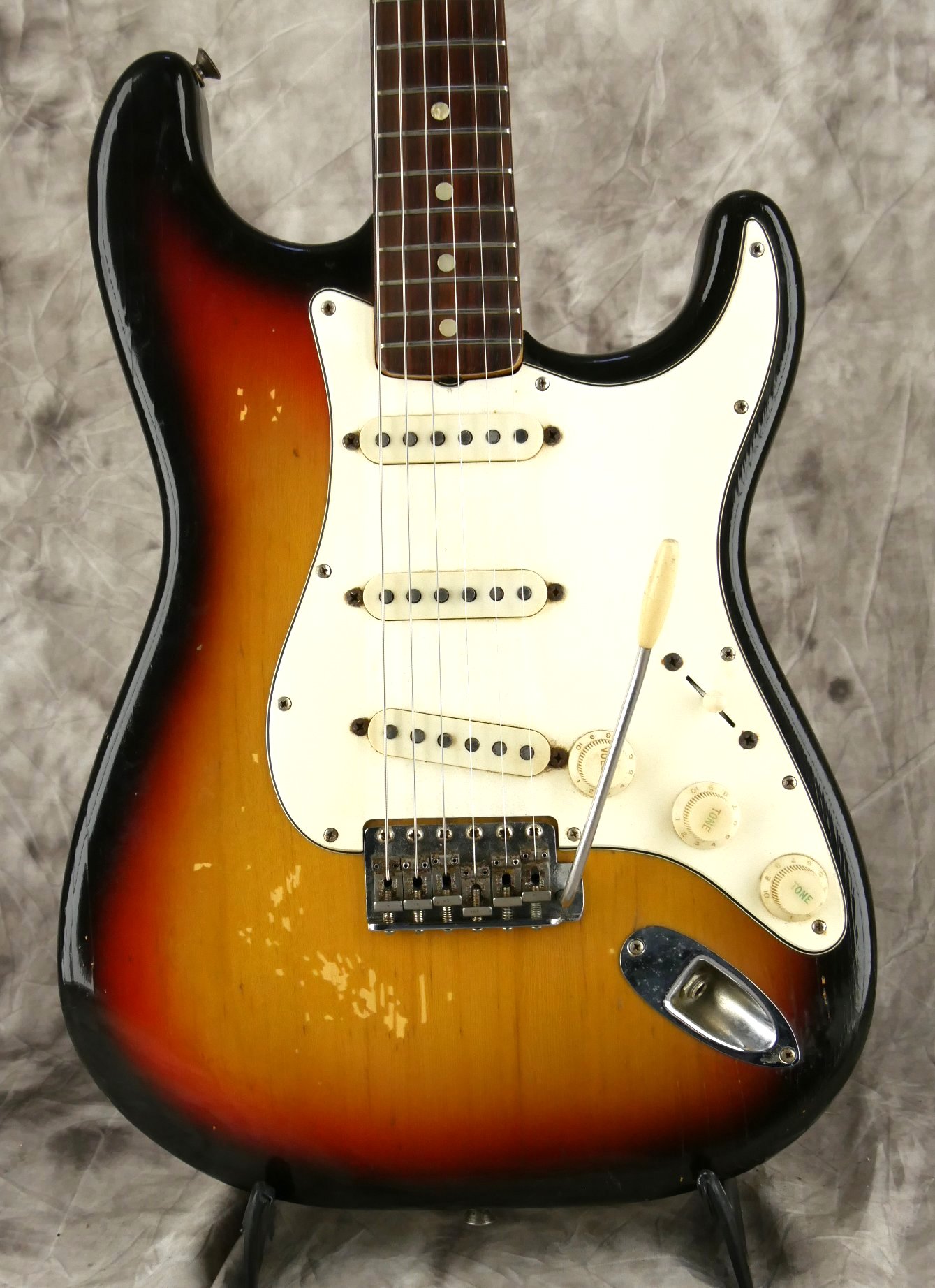 Fender_Stratocaster-1970_sunburst-tremolo-002.JPG