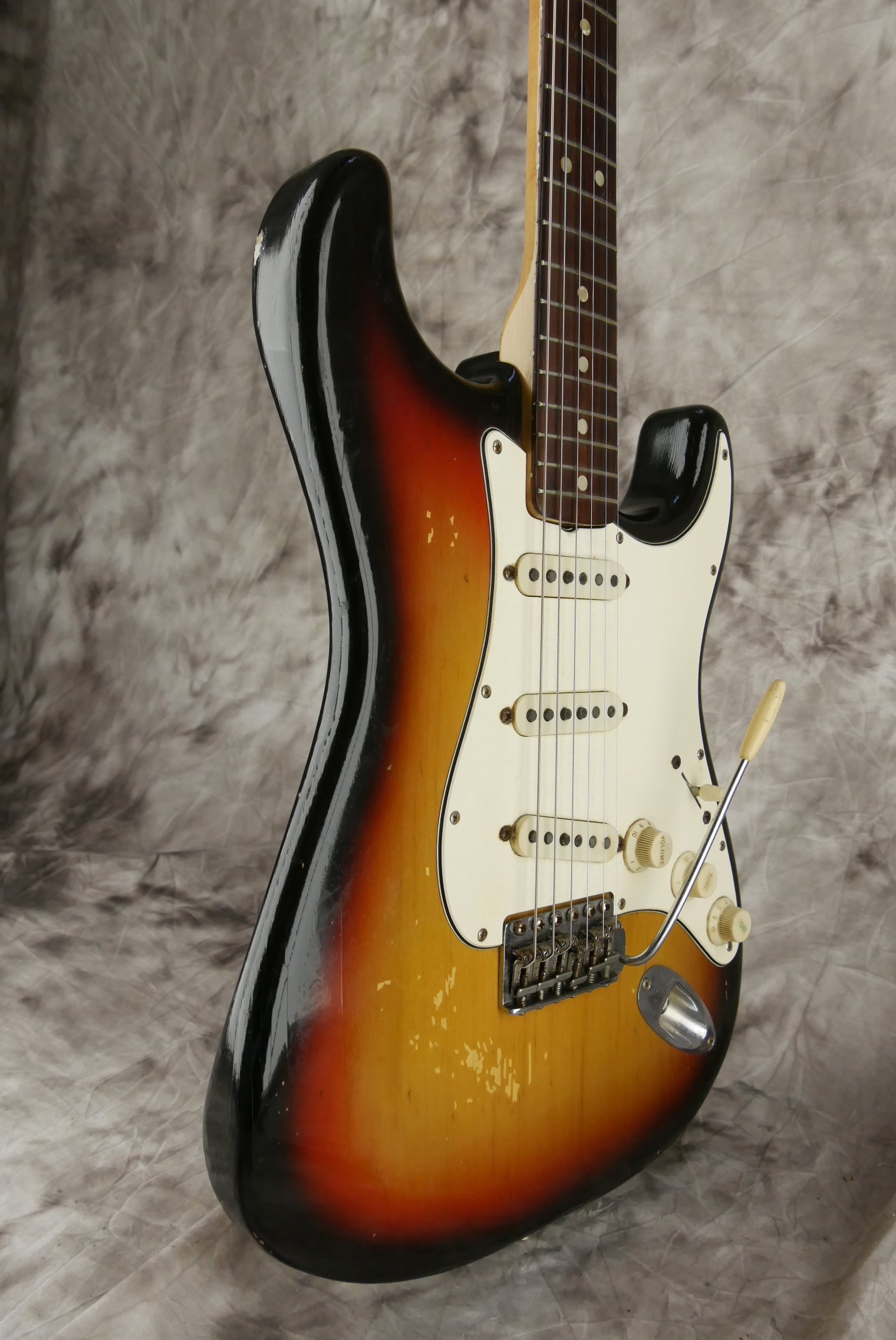 Fender_Stratocaster-1970_sunburst-tremolo-005.JPG