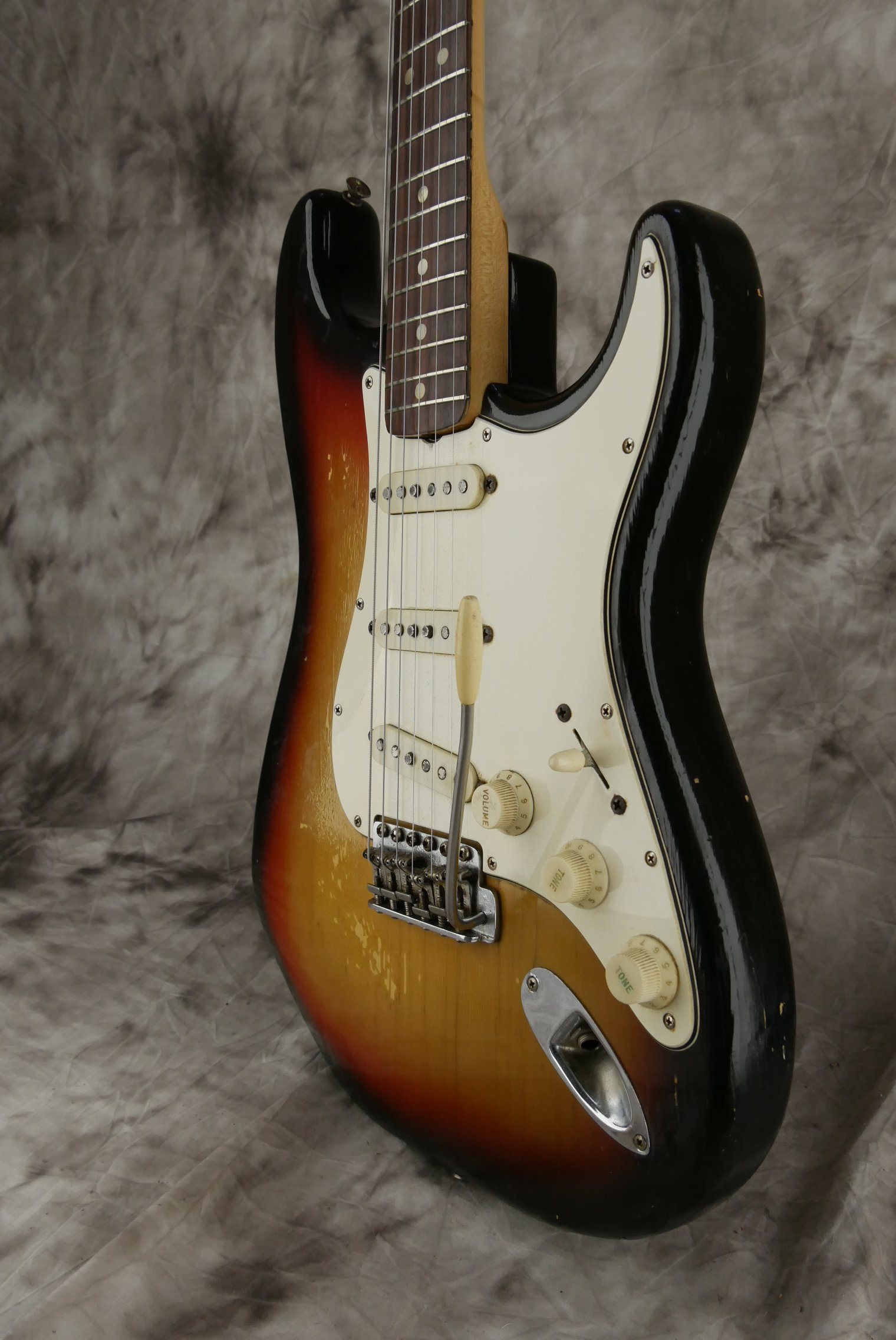 Fender_Stratocaster-1970_sunburst-tremolo-006.JPG