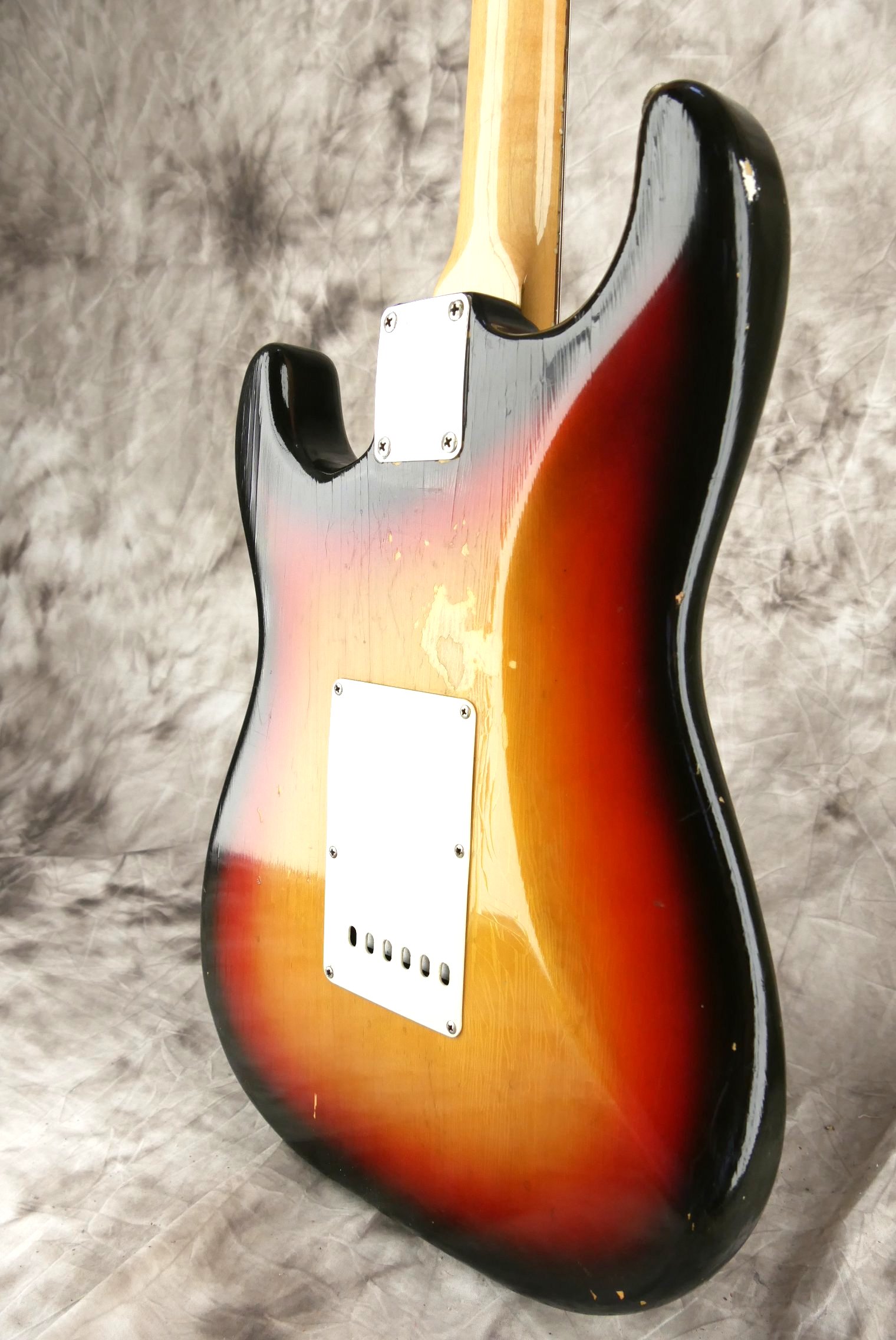 Fender_Stratocaster-1970_sunburst-tremolo-008.JPG