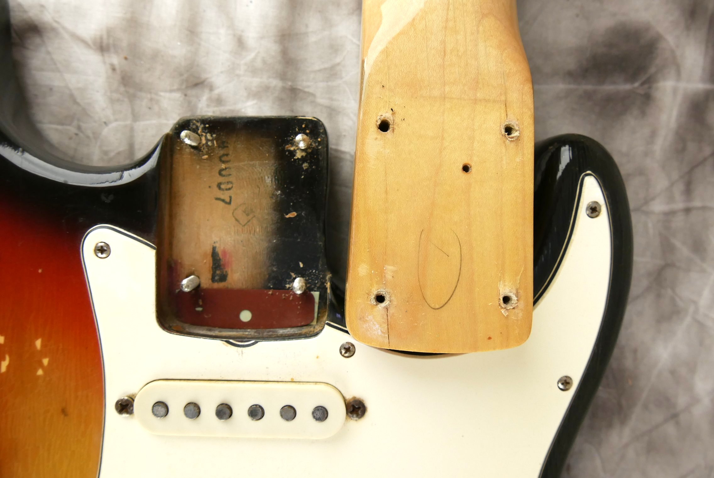 Fender_Stratocaster-1970_sunburst-tremolo-016.JPG