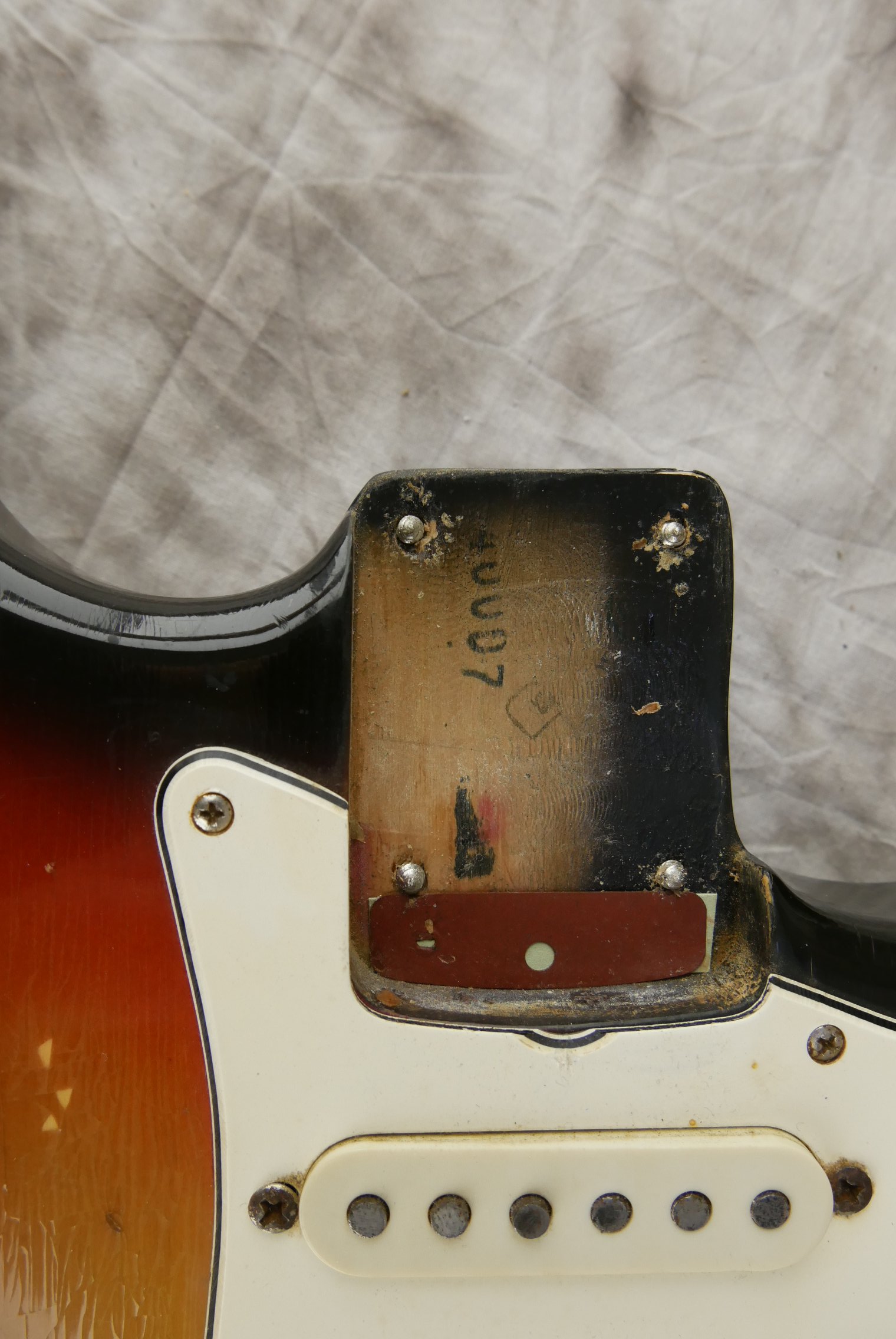 Fender_Stratocaster-1970_sunburst-tremolo-017.JPG