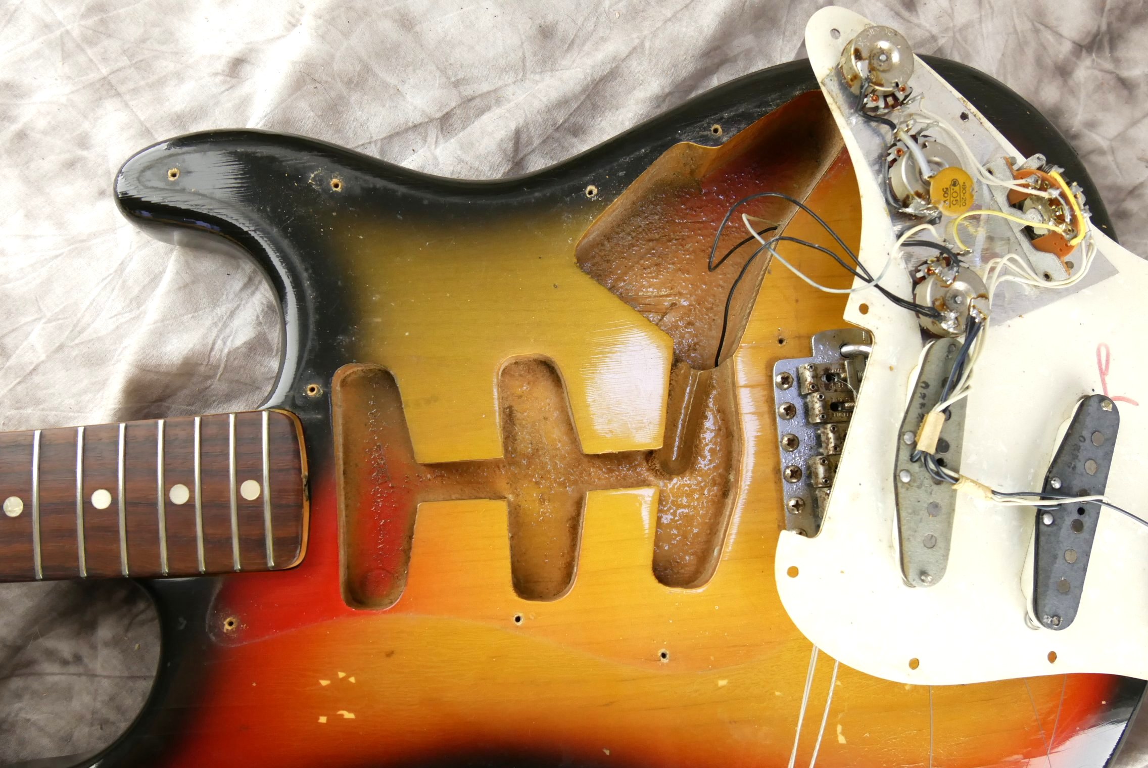 Fender_Stratocaster-1970_sunburst-tremolo-018.JPG