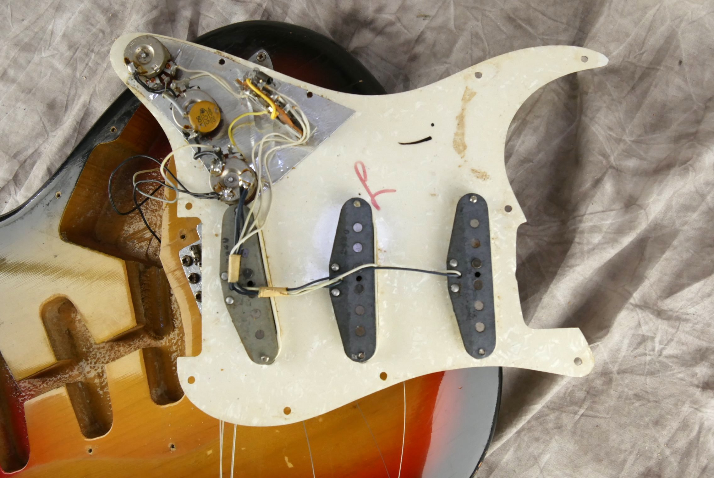 Fender_Stratocaster-1970_sunburst-tremolo-019.JPG