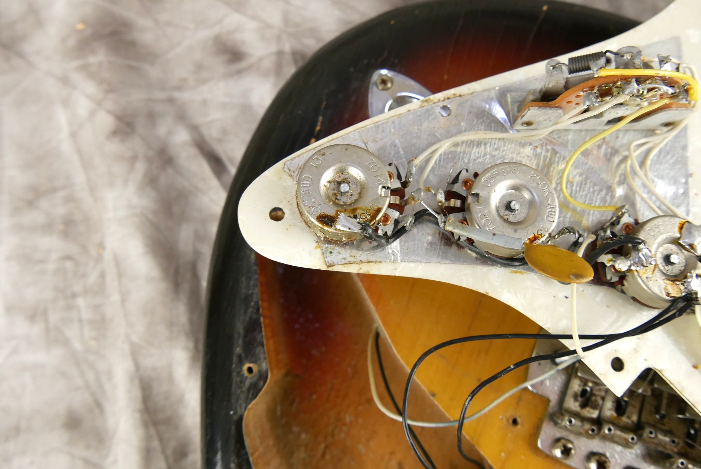 Fender_Stratocaster-1970_sunburst-tremolo-022.JPG