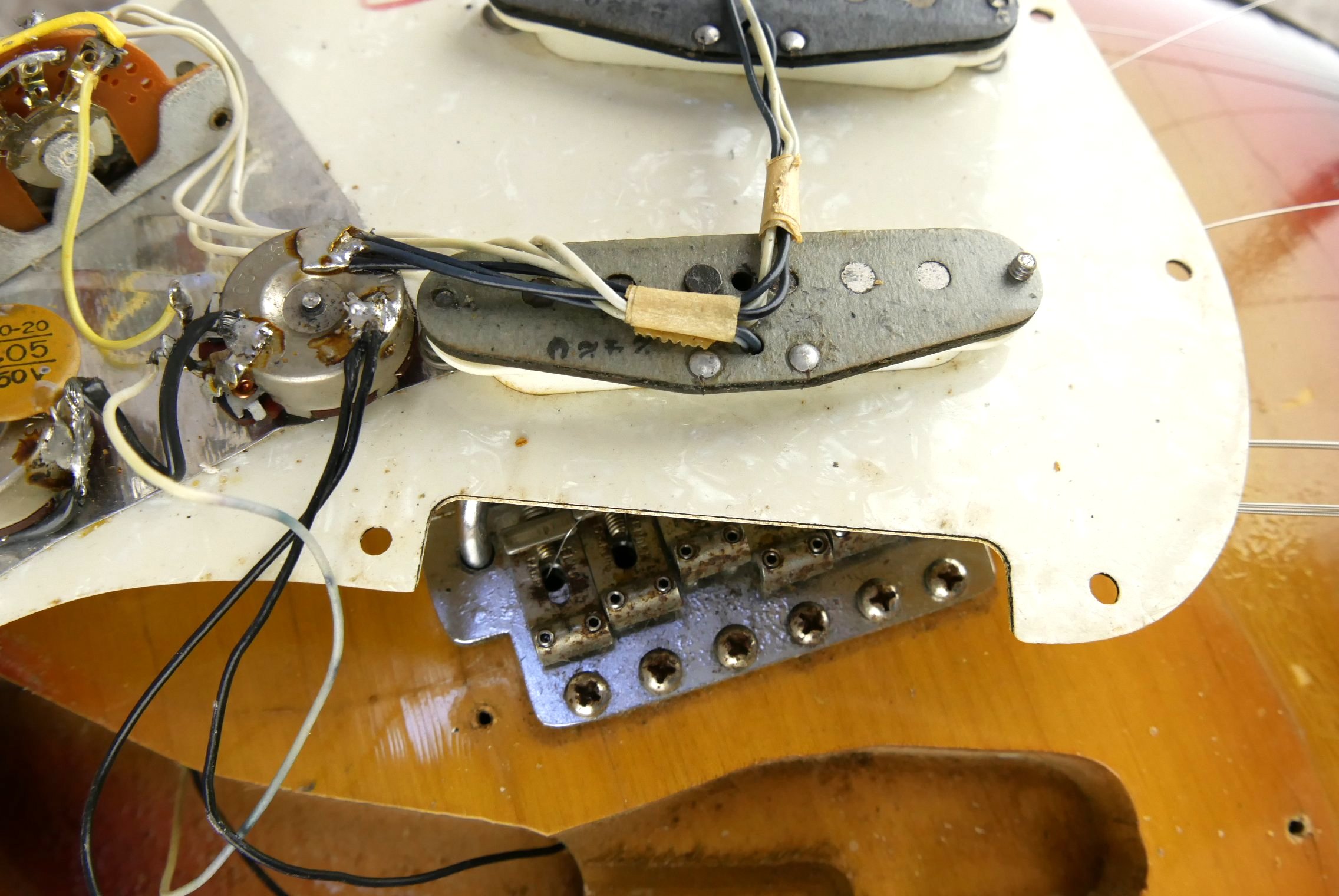 Fender_Stratocaster-1970_sunburst-tremolo-023.JPG