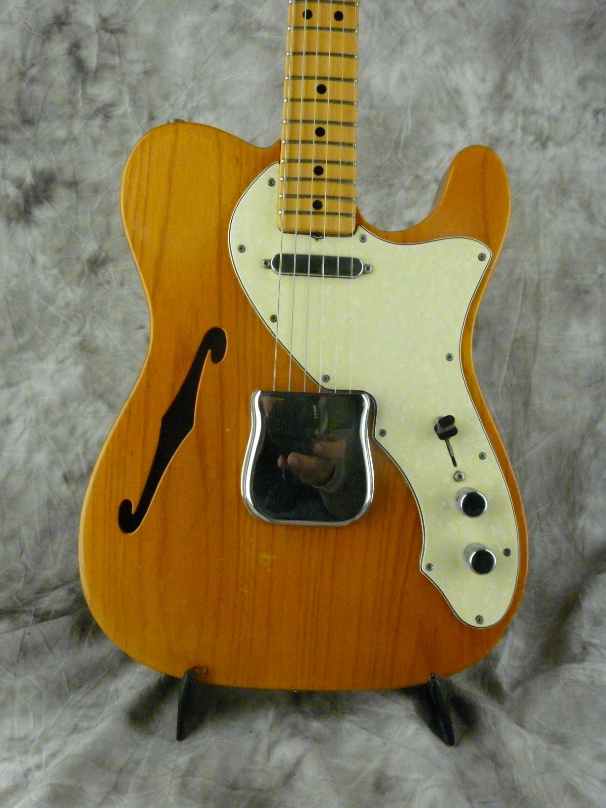 Fender-Telecaster-Thinline-1969-002.JPG