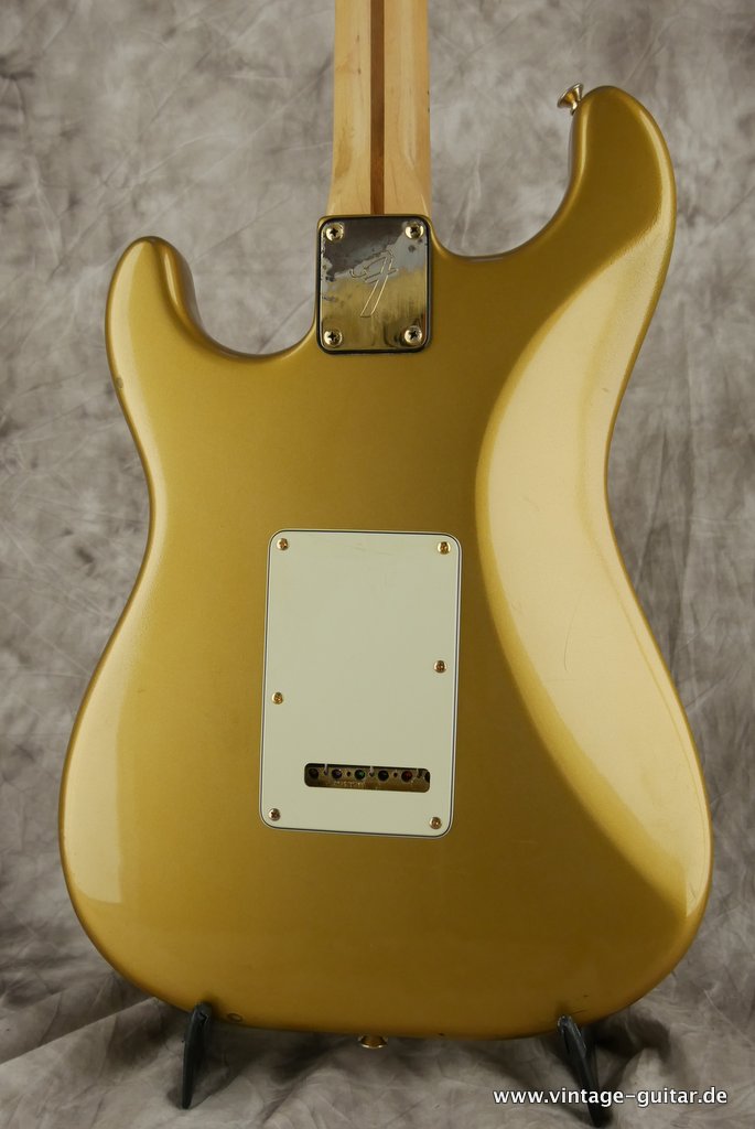 Fender-Stratocaster-The-Gold-1982-008.JPG