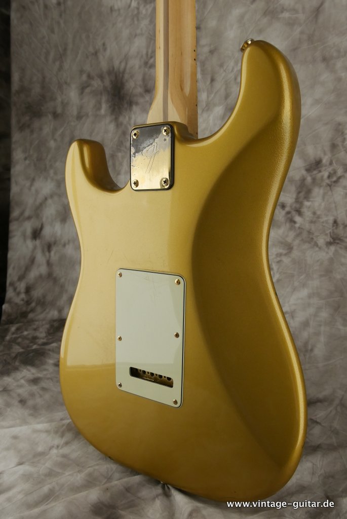 Fender-Stratocaster-The-Gold-1982-012.JPG